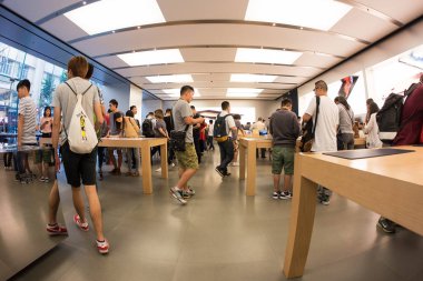 Hong Kong, Çin - 22 Kasım 2015: Apple Store iç görünüm. Apple Inc. merkezi Cupertino, Kaliforniya'da bulunan çok uluslu bir amerikan teknoloji şirketidir.. 