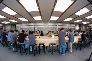 Hong Kong, Çin - 22 Kasım 2015: Apple Store iç görünüm. Apple Inc. merkezi Cupertino, Kaliforniya'da bulunan çok uluslu bir amerikan teknoloji şirketidir.. 