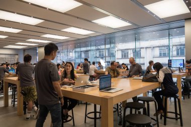 Hong Kong, Çin - 22 Kasım 2015: Apple Store iç görünüm. Apple Inc. merkezi Cupertino, Kaliforniya'da bulunan çok uluslu bir amerikan teknoloji şirketidir.. 