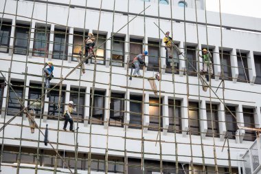 Hong Kong, Çin - 22 Kasım 2015: Hong Kong'da bir binada Bambu İskelesi.