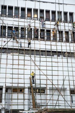 Hong Kong, Çin - 22 Kasım 2015: Hong Kong'da bir binada Bambu İskelesi.