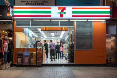 Hong Kong, Çin - 25 Kasım 2015: 7-Eleven mağazası. 7-Eleven, 50.000'den fazla satış noktası ile dünyanın en büyük operatörü, franchise'ı ve marketlerin lisans verenidir..