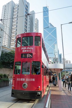 Hong Kong, Çin - 26 Kasım 2015: Hong Kong, Çin'de tramvay vagonu. 1904'ten itibaren Hong Kong'un en eski toplu taşıma şeklidir.. 