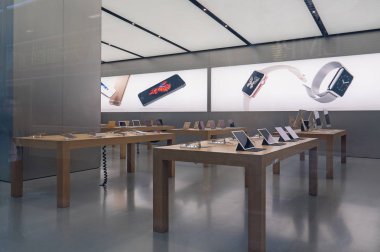 Hong Kong, Çin - 28 Kasım 2015: Kowloon'daki Apple Store penceresi. Apple Inc. merkezi Cupertino, Kaliforniya'da bulunan çok uluslu bir amerikan teknoloji şirketidir..