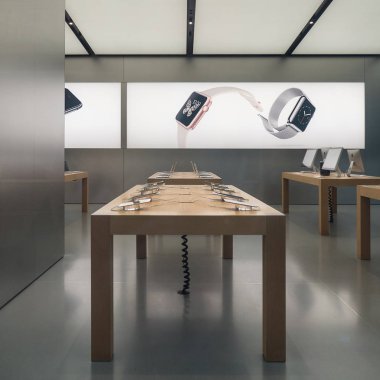 Hong Kong, Çin - 28 Kasım 2015: Kowloon'daki Apple Store penceresi. Apple Inc. merkezi Cupertino, Kaliforniya'da bulunan çok uluslu bir amerikan teknoloji şirketidir..
