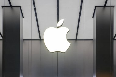 Hong Kong, Çin - 28 Kasım 2015: Kowloon'daki Apple Store penceresi. Apple Inc. merkezi Cupertino, Kaliforniya'da bulunan çok uluslu bir amerikan teknoloji şirketidir..