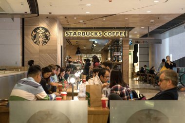 Hong Kong, Çin - 28 Kasım 2015: Uluslararası Finans Merkezi içinde Starbucks kahve mağazası. Starbucks dünyanın en büyük kahvehane şirketidir.