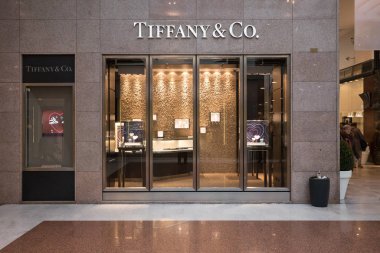 Bologna, İtalya - 29 Ocak 2016: Şehrin kalbinde lüks alışveriş merkezi içinde Tiffany & Co mağaza, Galleria Cavour denir. 