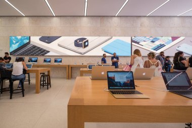 Miami, Abd - 14 Mart 2016: Apple Store panoramik iç görünüm