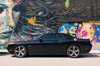 Miami, Amerika - 19 Mart 2016: Dodge Challenger Rt spor otomobil Wynwood