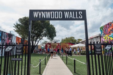 Miami, Abd - 19 Mart 2016: Wynwood Wall'a insanlarla giriş. Wynwood Sanat Bölgesi Derneği 2003'ün başlarında bir grup sanat tüccarı, sanatçı ve küratör tarafından kuruldu..