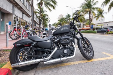 Miami, Abd - 21 Mart 2016: Harley Davidson 883 motosikletI Washington Av, South Beach'te park etti. Harley-Davidson, Inc. 1903 yılında Milwaukee, Wisconsin'de kurulmuş amerikalı motosiklet üreticisidir..