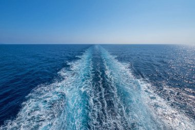 Denizin arka görünümü ve bir cruise boat yıkama. 