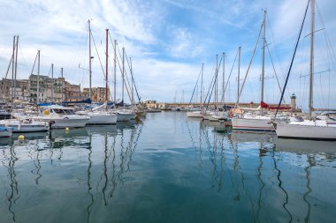 BASTIA, FRANCE - 1 Temmuz 2016: Gündüz eski liman manzarası. 