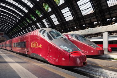 Milano, İtalya - 27 Eylül 2016: Italo yüksek hızlı trenler (Frecciarossa) Merkez tren istasyonunda.
