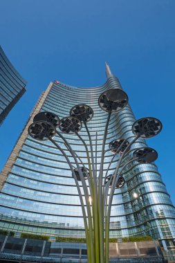 Milan, İtalya - 27 Eylül 2016: Artemide tarafından güneş ağacı ışıkları ile Unicredit gökdelen içinde belgili tanımlık geçmiş Gae Aulenti Square, Porta Garibaldi adlı yeni finalcial bölge Expo için inşa. 