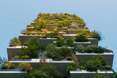 Milan, İtalya - 27 Eylül 2016: Dikey bahçeler gökdelen Expo 2015 için inşa edilmiş balkon üzerinde büyüyen ağaçlar ile.