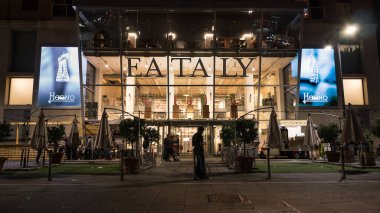 Milano, İtalya - 27 Eylül 2016: Eataly mağaza cephesi gece. Eataly, Oscar Farinetti tarafından 2004 yılında kurulan üst düzey bir İtalyan gıda pazarı/alışveriş merkezi zinciridir.. 