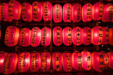 Tokyo, Japonya - Mart, 2017: Kırmızı fenerler arka plan.