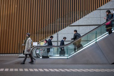 Tokyo, Japonya - Circa Mart, 2017: Chiyoda koğuşundaki Tokyo Uluslararası Forumu'nda yürüyen merdivenler. 1996 yılında tamamlanan bu bina bir kongre merkezidir.. 