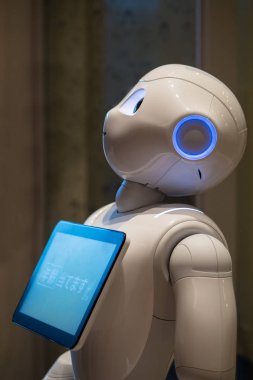Tokyo, Japonya - Mart, 2017: Pepper robot. Pepper Aldebaran Robotics ve Softbank tarafından duyguları okuma yeteneği ile tasarlanmış bir insansı robot.