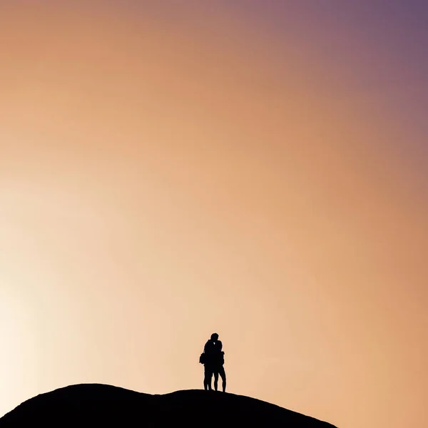 Silhouette Unidentified Couple Rock Orange Sky Filtered Image Instagram Style — Stock Photo, Image