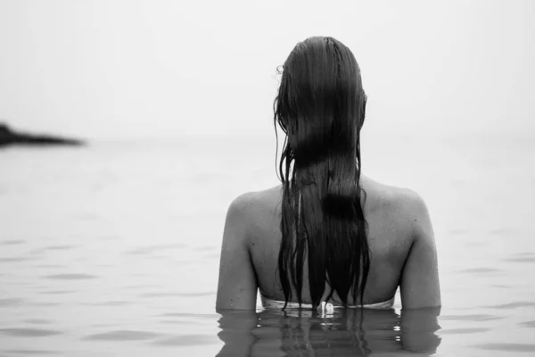 Schöne Junge Frau Porträt Von Hinten Strand Schwarz Weiß Bild — Stockfoto