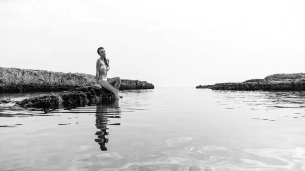 Mooie Jonge Vrouw Portret Zitten Rotsen Het Strand Zwart Wit — Stockfoto