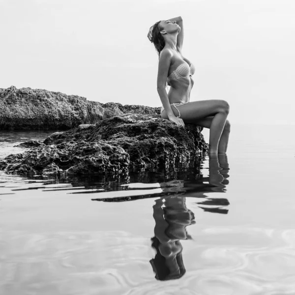 Retrato Mulher Jovem Bonita Sentar Nas Rochas Praia Imagem Preto — Fotografia de Stock