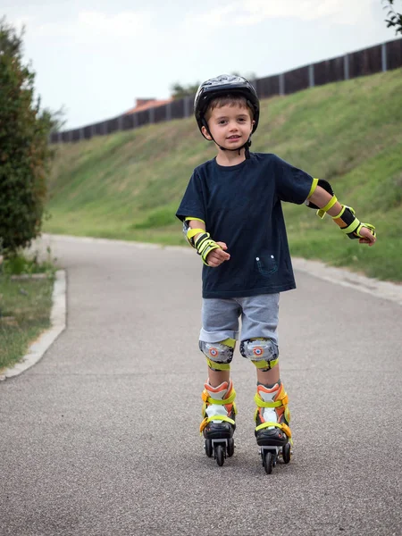 Jonge Jongen Heeft Plezier Rolschaatsen Buiten Zomer — Stockfoto