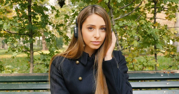 Portret Młodej Kobiety Słuchając Muzyki Zewnątrz Parku — Zdjęcie stockowe