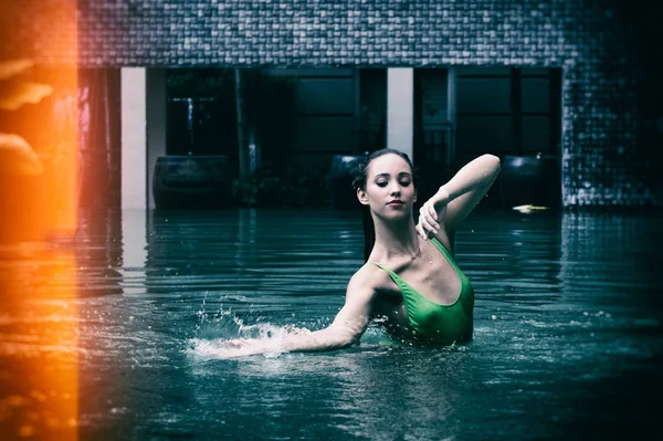 Sensual Retrato Mujer Hermosa Con Traje Baño Verde Relajante Piscina — Foto de Stock