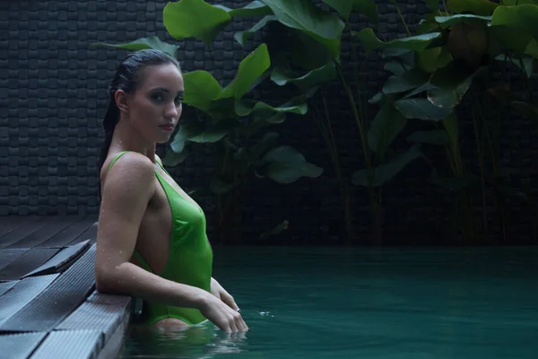 Yüzme Havuzunda Rahatlatıcı Yeşil Mayo Giyen Şehvetli Güzel Kadın Portre — Stok fotoğraf