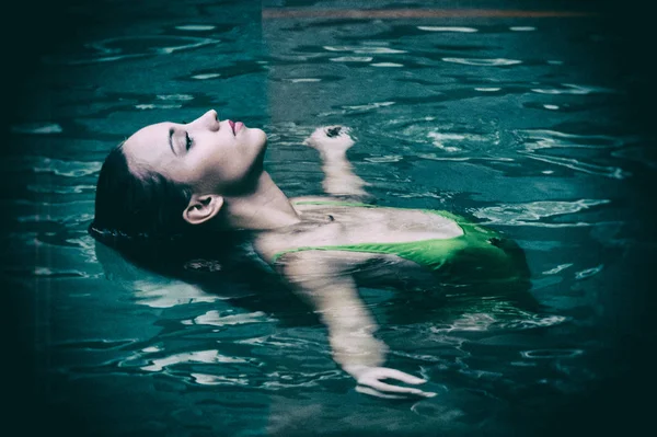 Sensual Beautiful Woman Portrait Wearing Green Swimsuit Relaxing Swimming Pool — Stock Photo, Image