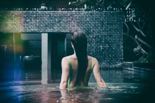 Sensual Retrato Mujer Hermosa Con Traje Baño Verde Relajante Piscina —  Fotos de Stock