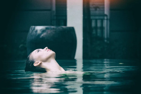 Чувственная Красивая Женщина Портрет Зеленом Купальнике Расслабляющий Бассейне — стоковое фото