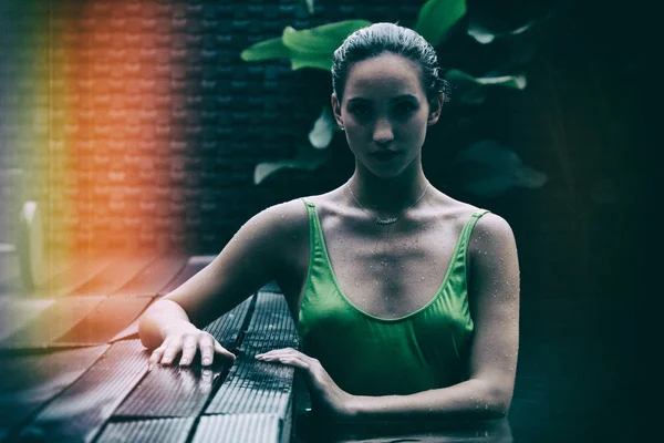 性感美丽的女人肖像穿绿色泳衣放松在游泳池 — 图库照片