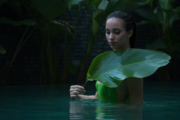 Sensual Bela Mulher Retrato Vestindo Maiô Verde Relaxante Piscina — Fotografia de Stock