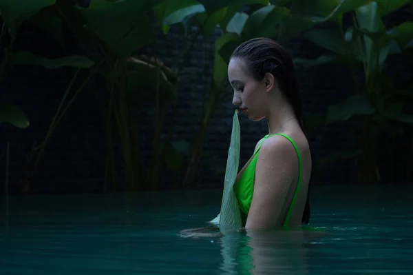 Sensual Bela Mulher Retrato Vestindo Maiô Verde Relaxante Piscina — Fotografia de Stock