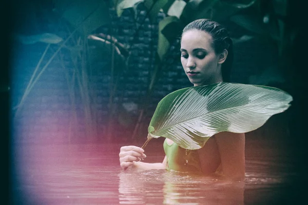 Yüzme Havuzunda Rahatlatıcı Yeşil Mayo Giyen Şehvetli Güzel Kadın Portre — Stok fotoğraf