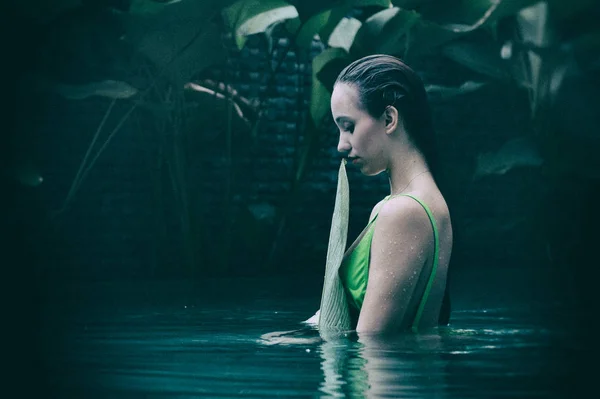 Sensual Beautiful Woman Portrait Wearing Green Swimsuit Relaxing Swimming Pool — Stock Photo, Image