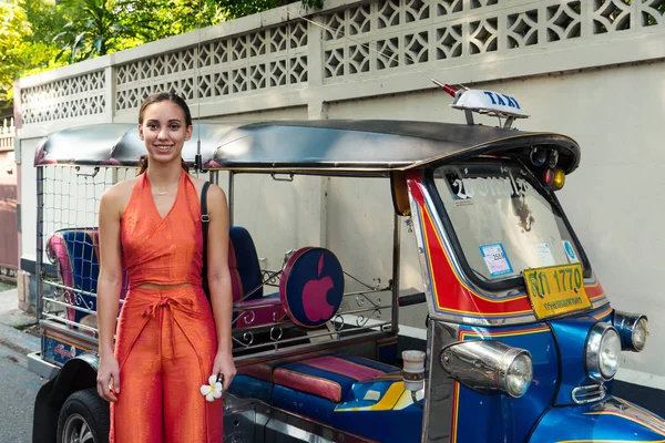 Bangkok Tailandia Noviembre 2015 Mujer Joven Frente Tradicional Tuk Tuk —  Fotos de Stock