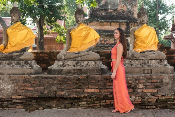 Mujer Joven Bailando Frente Templo Tradicional Ayutthaya Tailandia —  Fotos de Stock