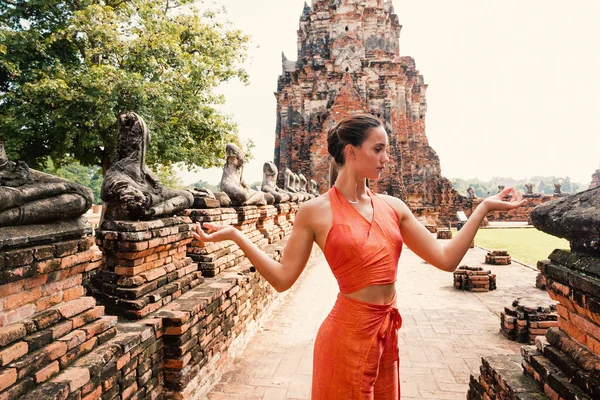 Młoda Kobieta Tańcząca Przed Tradycyjną Świątynią Ayutthaya Tajlandia — Zdjęcie stockowe
