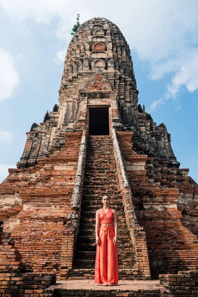 Młoda Kobieta Tańcząca Przed Tradycyjną Świątynią Ayutthaya Tajlandia — Zdjęcie stockowe