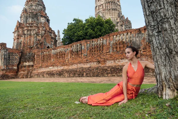 Młoda Kobieta Tańcząca Przed Tradycyjną Świątynią Ayutthaya Tajlandia — Zdjęcie stockowe
