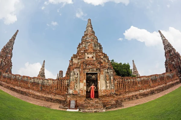 Panoramiczny obraz świątyń Ayutthaya z młodą kobietą noszenia TR — Zdjęcie stockowe