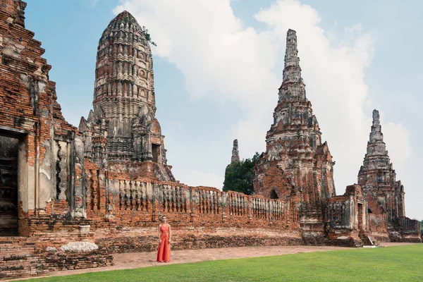 Panoramiczny obraz świątyń Ayutthaya z młodą kobietą noszenia TR — Zdjęcie stockowe