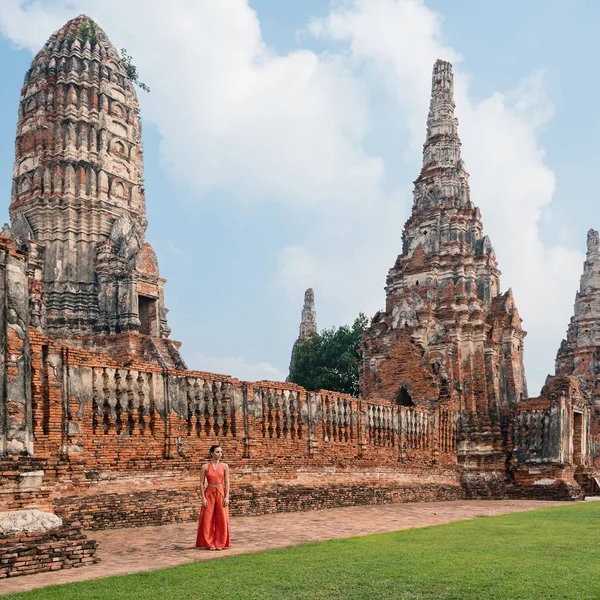 Młoda Kobieta Tańcząca Przed Tradycyjną Świątynią Ayutthaya Tajlandia — Zdjęcie stockowe