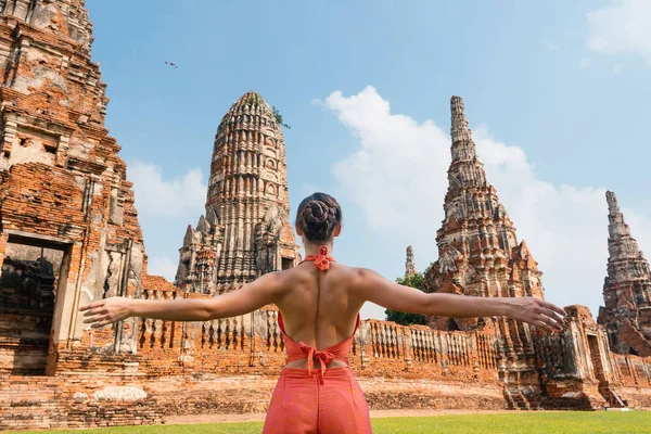 Młoda Kobieta Tańcząca Przed Tradycyjną Świątynią Ayutthaya Tajlandia — Zdjęcie stockowe